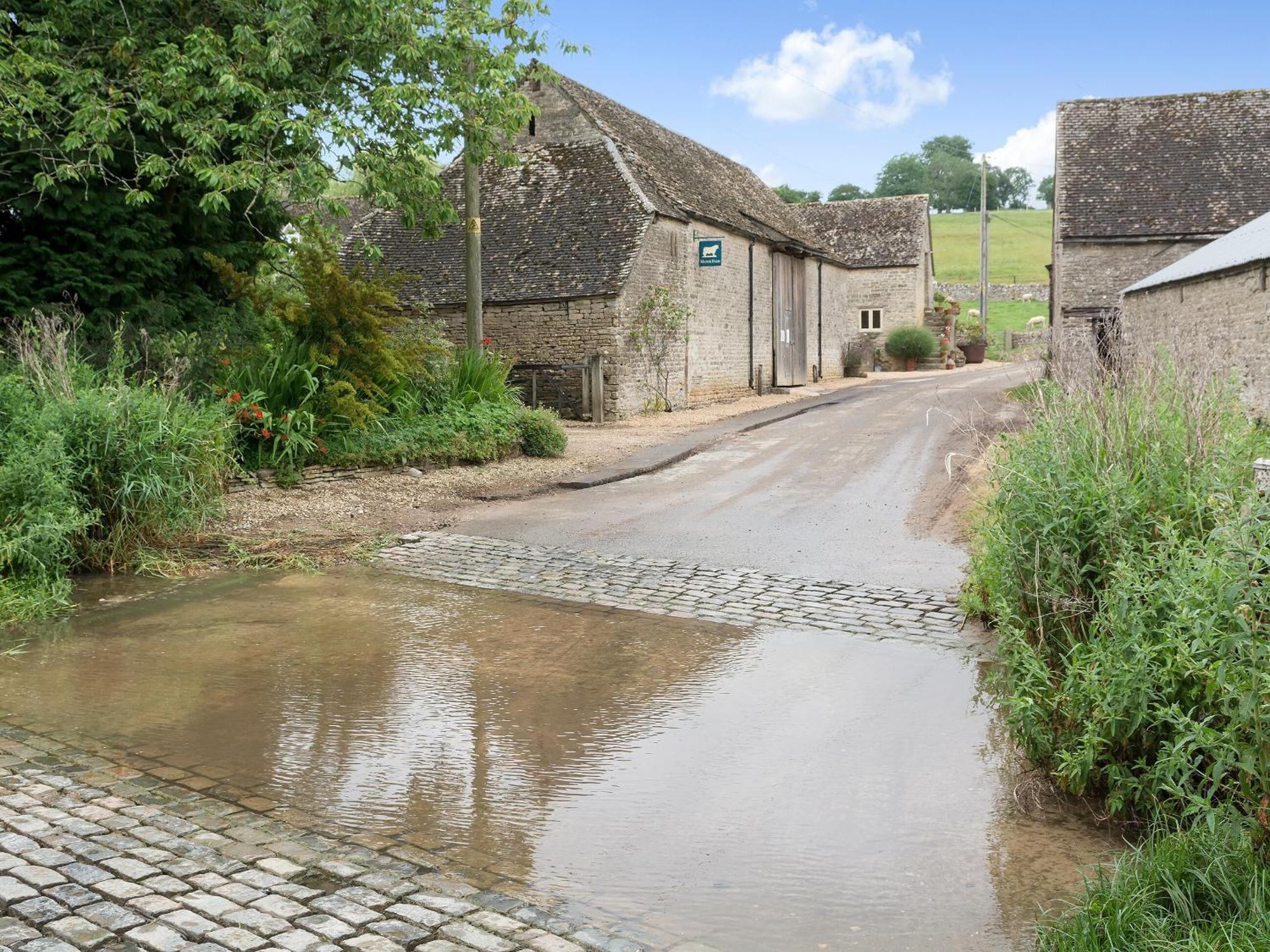 Flowers Barn Daglingworth Bagian luar foto